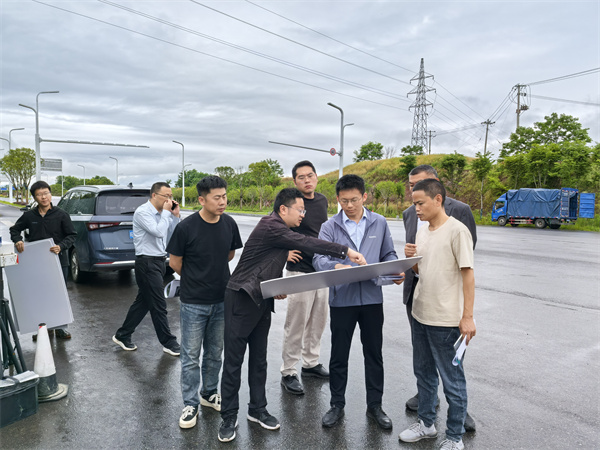 5月9日，常务副县长戴维调研富丰新城片区项目，潘总、余总陪同.jpg