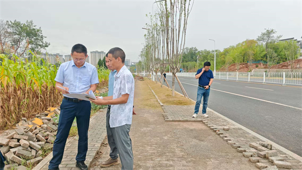 9月24日，潘总陪同戴维常务副县长调研富丰新城医养综合体项目.jpg