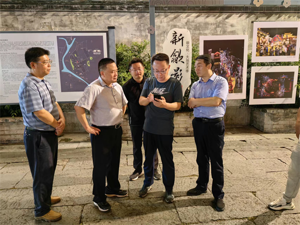 9月11日，汪凯书记夜间调研古城三期项目，对部分节点提升进行指导，星空网站网页版入口-星空online(中国)
党委书记、董事长洪筱明，副总经理张高峰陪同调研。.jpg